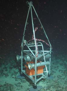 Eye-in-the-Sea, an unobtrusive deep-sea observatory system