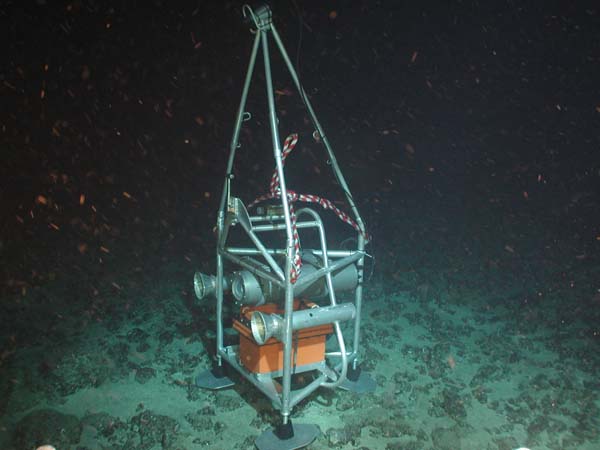 Eye-in-the-Sea, an unobtrusive deep-sea observatory system