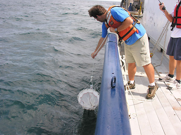 Jon Cohen sets up his plankton net for a 15-minute tow alongside the R/V Seward Johnson.