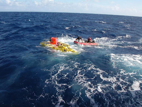 Pisces V is recovered from the waters of the SW Pacific after a successful dive on a Kermadec Arc submarine volcano.