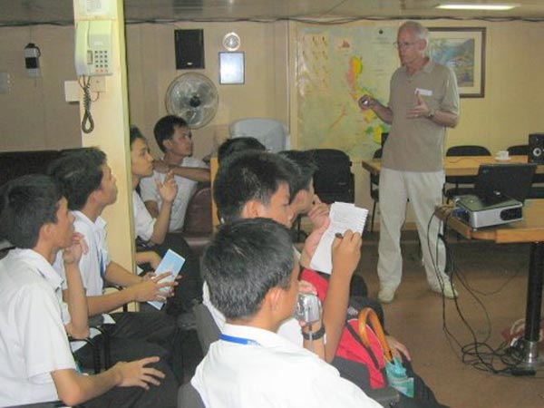 Chief Scientist Larry Madin explains to high school students why it is important to study the deep sea basin in the Celebes Sea.