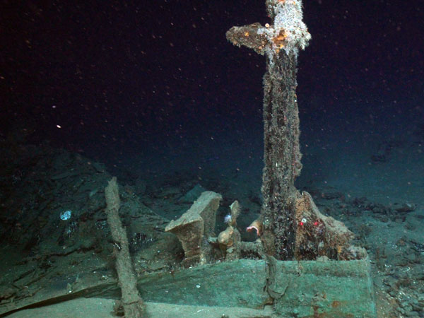 The rudder is still intact and the attachment to the sternpost is visible. 