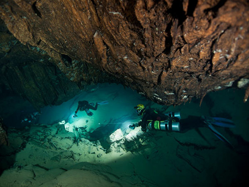 Team following the line in Deep Blue Cave, Walsingham System.