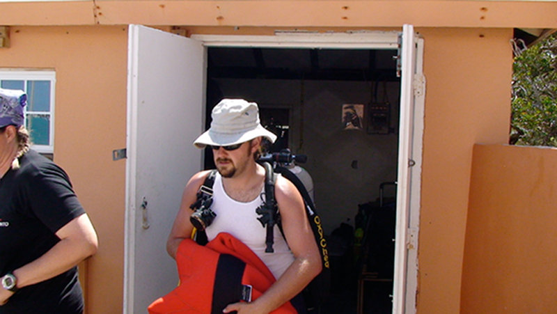 Brett carrying his double AL80s to the boat for his role as safety diver.