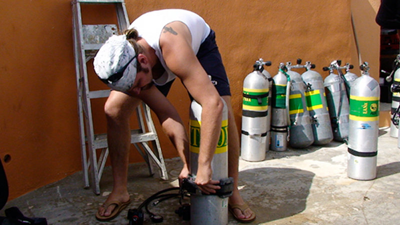 Brett Gonzalez preparing the rigging of Aluminum 80 deco bottle.