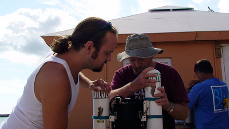 Brett Gonzalez assisting Tom to prep his rebreather.