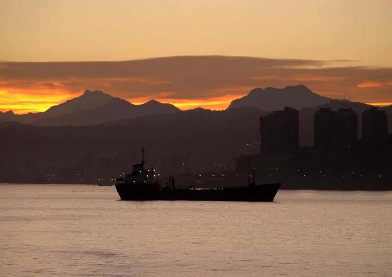 Like any working port, Valparaiso boasts the usual mix of high-rise buildings and large ships – but not many have quite such a striking backdrop!