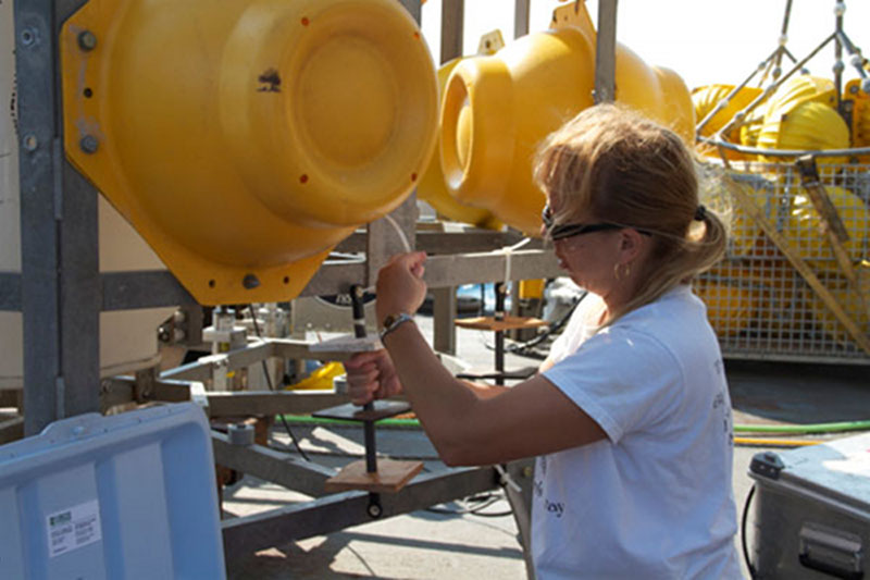 Dr. Kellogg attaching the settling plates to the Benthic Boundary Layer Observatory (BOBO) lander.