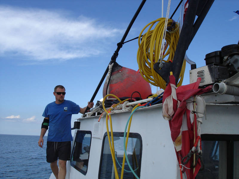 Brendan Burke, having deployed the hookah hoses (yellow) which feed the divers air, keeps an eye on the divers’ bubbles for the duration of the dive.