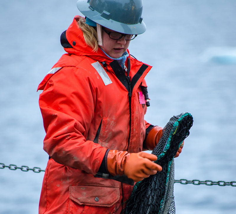 Kelly Walker prepares the trawl for deployment from the Healy’s aft deck.