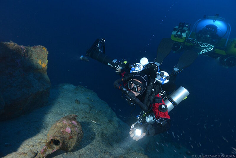 Global Underwater Explorer diver works in tandem with a manned submersible to explore and document marine environments in support of Project Baseline’s mission. Divers accompany submersibles to depths up to ~400 feet.