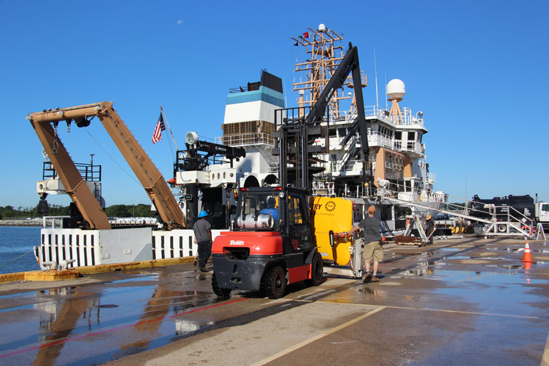 The AUV team and ship’s crew transport Sentry alongside the ship in preparation for loading on board.