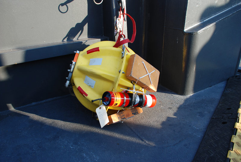 The stationary transponder (red cylinder) is attached to a floatation and release mechanism.