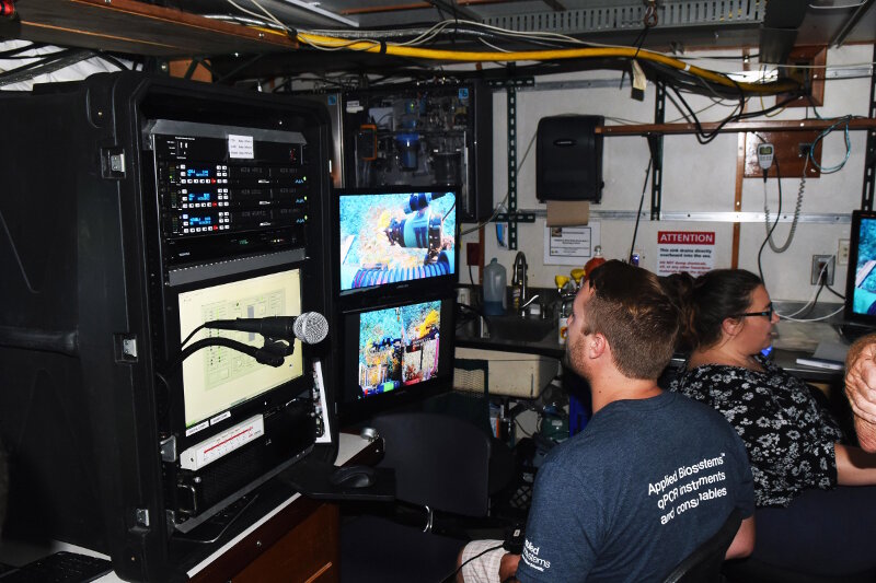 El Candidato a Doctor, Michael Studivan, utilizó los controles de ROV para recolectar corales, esponjas, algas y rocas carbonatadas para identificación taxonómica e investigación genética en conectividad a través de los arrecifes de coral mesofóticos en Cuba y los Estados Unidos.