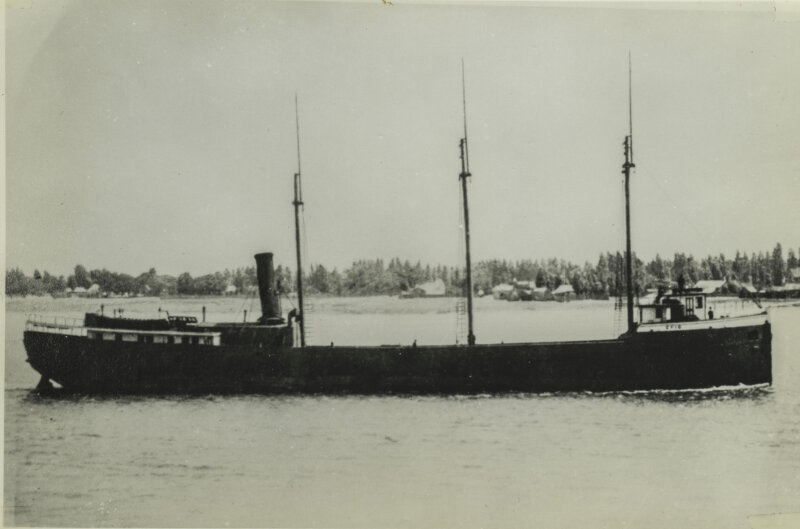 A starboard-side profile of wooden bulk carrier Ohio. Here, early bulk carrier design is show via the small, forward pilot house, cargo holds midships with masts in place, followed by stern cabins and steam propulsion machinery. Many of these features were observed during AUV and ROV investigations, including the three masts, the pilot house along the bow, and a very similar shaped rudder and stern.