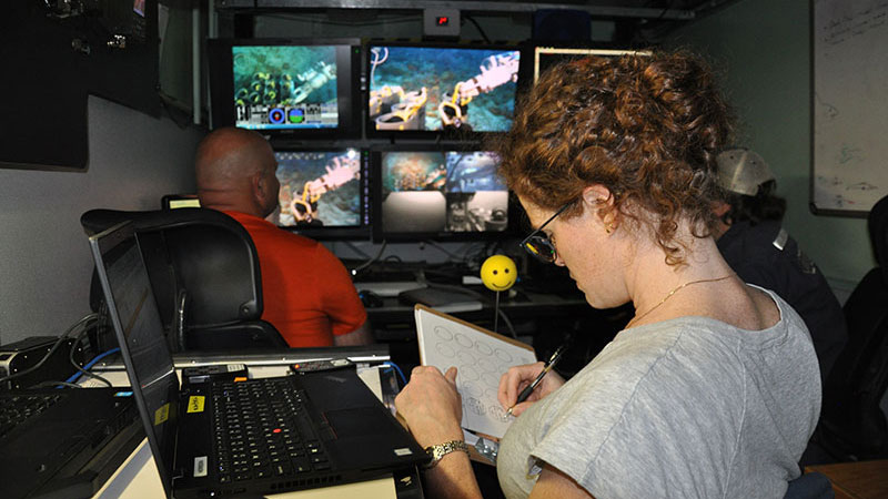Dr. Jill McDermott leading a dive of the ROV Global Explorer. Image credit: Santiago Herrera.