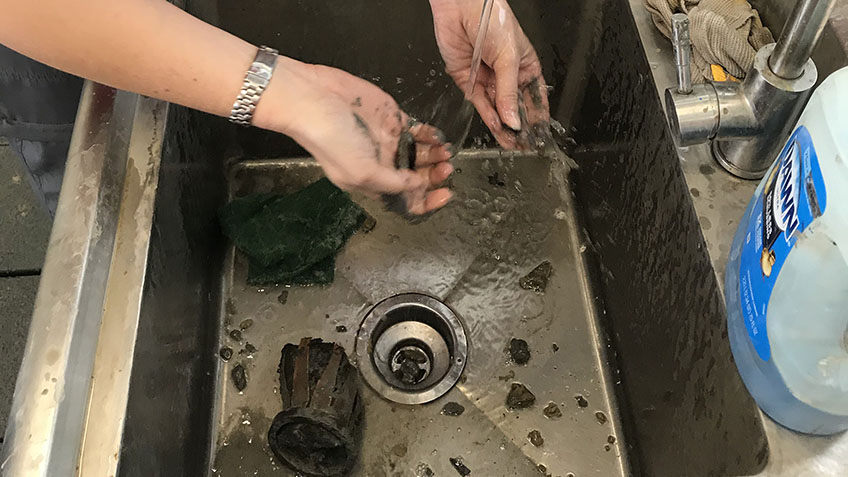 Sediment from the core catcher contained wood fragments, which were rinsed and catalogued.