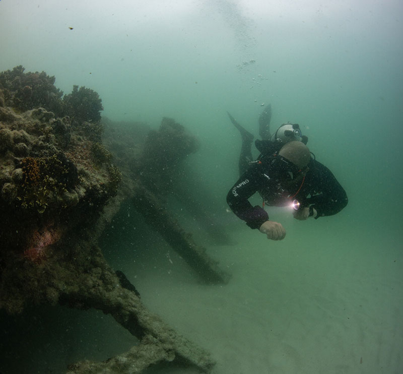 UM student Ryan Fochs explores Valbanera’s bow.