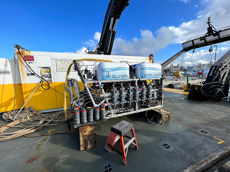 El vehículo operado de forma remota Global Explorer se prepara para la primera inmersión de la expedición a bordo del buque Nancy Foster de la NOAA.