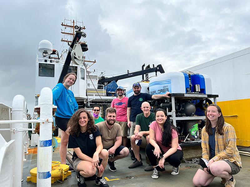 El equipo científico de la expedición Exploración de la biodiversidad en las aguas profundas de Puerto Rico 2022 a bordo del buque Nancy Foster de la NOAA. [De izquierda a derecha] [Fila de atrás] Madeline Evanson (Temple University), José Javier Orozco Juarbe (Universidad de Puerto Rico en Mayagüez), Luke McCartin (Lehigh University), Erik Cordes - codirector científico (Temple University), [Fila de adelante] Andrea M. Quattrini - Directora científica (Smithsonian Institution National Museum of Natural History), Russell Shomberg (University of Rhode Island), Allen Collins - coinvestigador principal (Laboratorio Nacional Sistemático de Pesca de la NOAA y Smithsonian National Museum of Natural History) y Anna Lienesch (Centros Nacionales de Información Ambiental de la NOAA/NOAA Ocean Exploration).