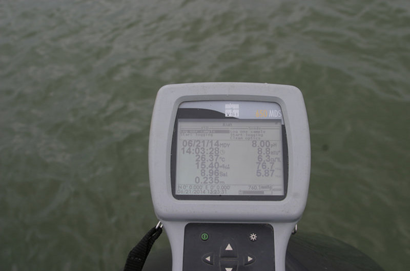 Sequim Bay site, Seattle, Washington: Instrument used to take environmental data (e.g., GPS position, temperature, salinity, pH, dissolved oxygen, etc).