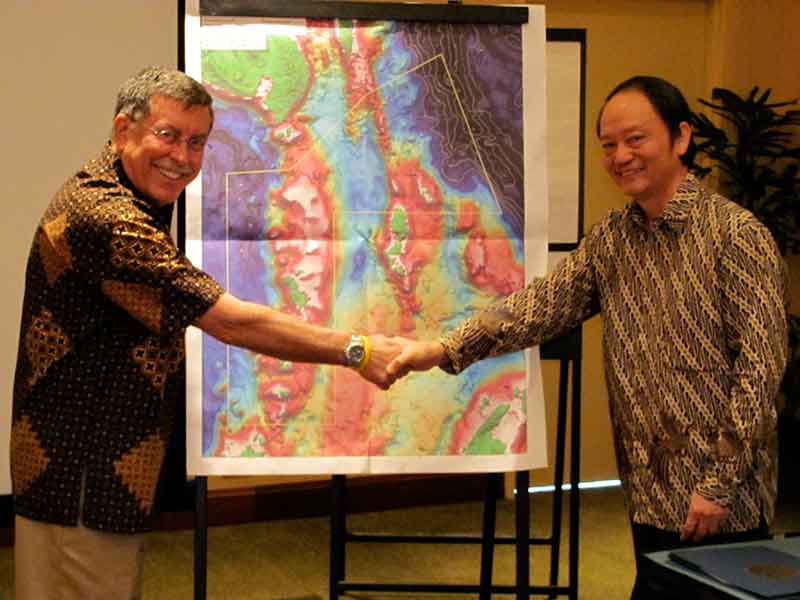 INDEX-SATAL 2010 Co Principal Investigators Dr. Sugiarta and Dr. Steve Hammond shake hands after agreeing upon the planning area of operations for this summer's expedition.