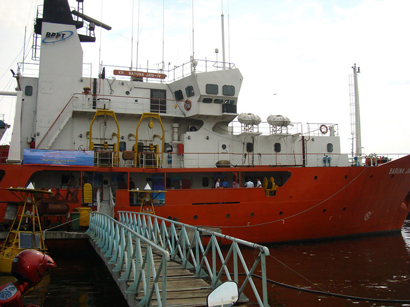 The <em>Baruna Jaya IV</em> welcomes visitors aboard before she sails for North Sulawesi.