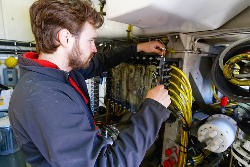 Quite literally miles of wire run through D2’s oil-encased “veins.” Here, Josh Carlson preps D2.