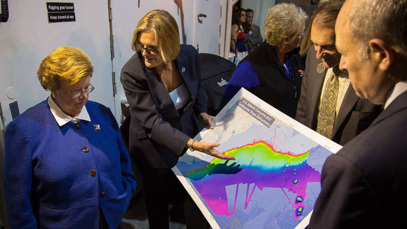 Kathy Sullivan and Rick Spinrad demonstrate value of mapping off East Coast to Senator Barbara Mikulski.