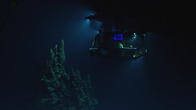 The ROV Deep Discoverer surveying the 14-m hydrothermal chimney.