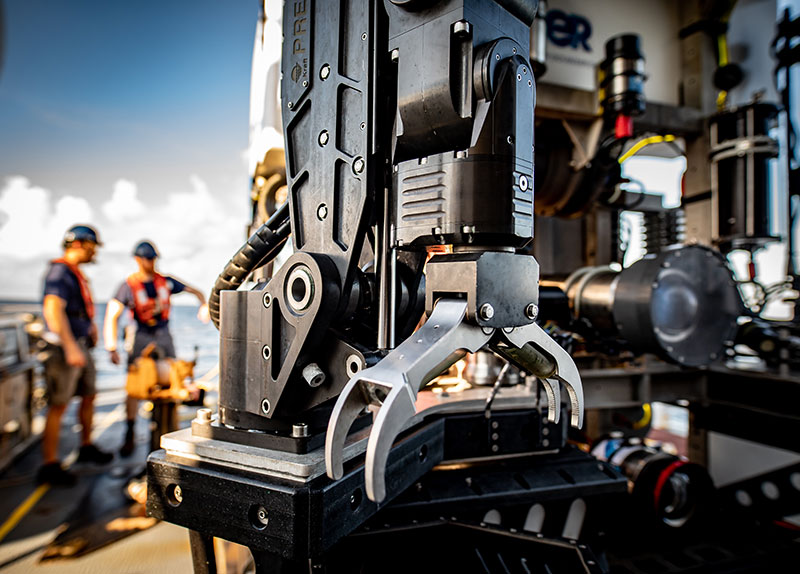 With its robotic arm D2 can pick up rocks from the ocean floor. Image courtesy of Art Howard.