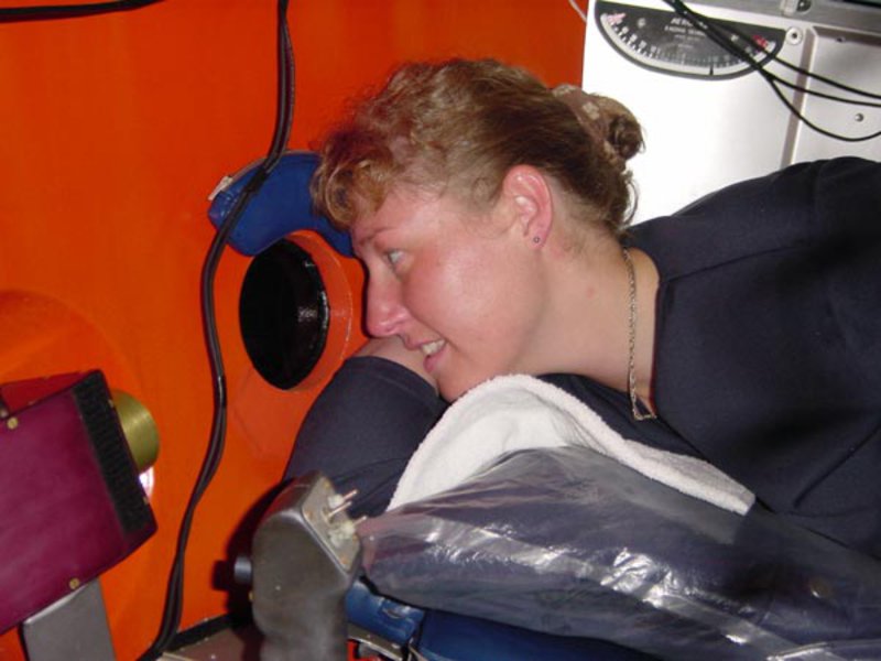 Canadian microbiologist Lori Johnston takes a look at the rusticles growing on Titanic through the 5 inch viewing porthole on Mir 1.